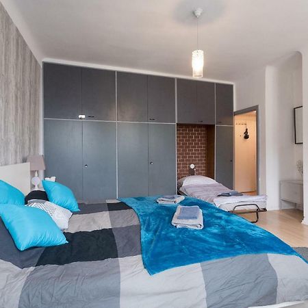 Cute Red Star Studio City Center Wina Bagian luar foto