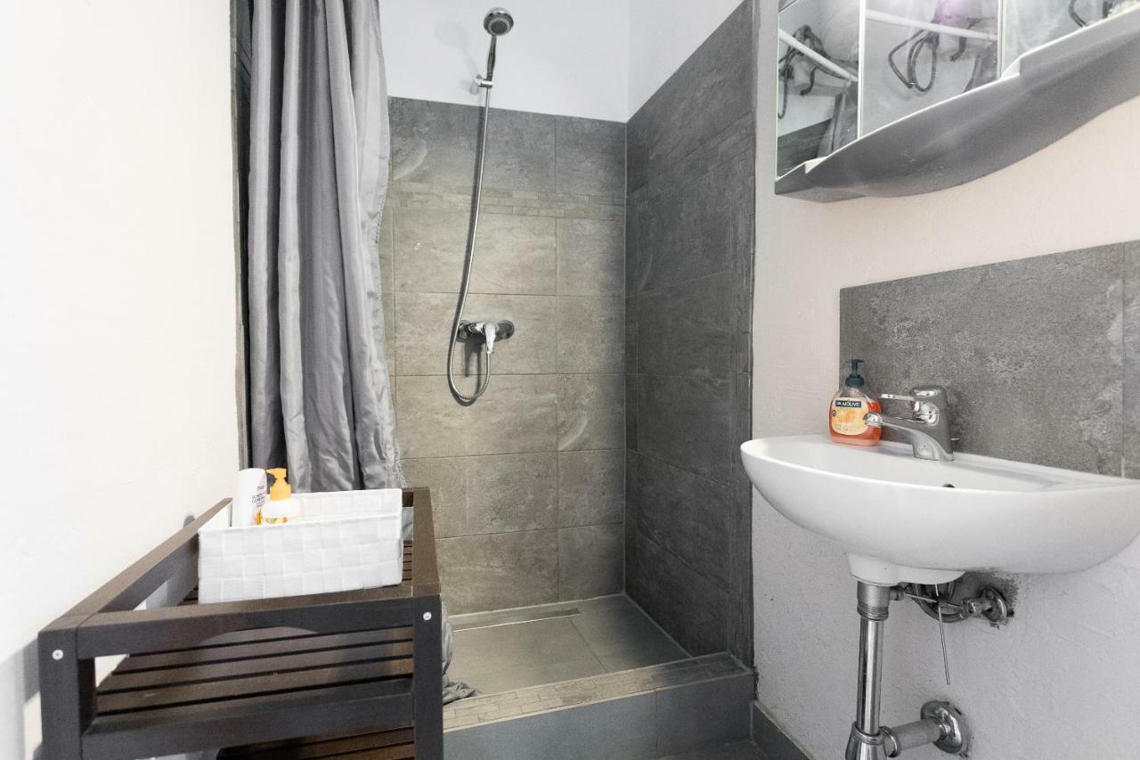 Cute Red Star Studio City Center Wina Bagian luar foto
